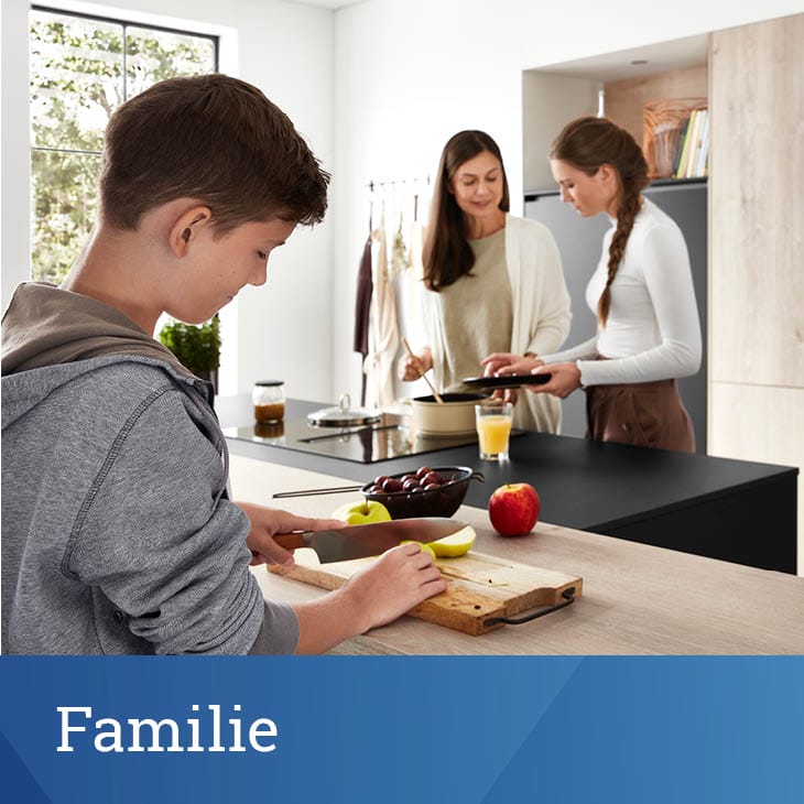 Bild von drei Personen in der Küche mit der Aufschrift Familie