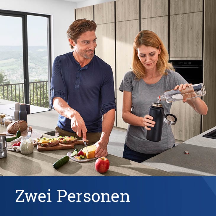 Bild von einer Frau und einem Mann in der Küche mit der Aufschrift Zwei Personen